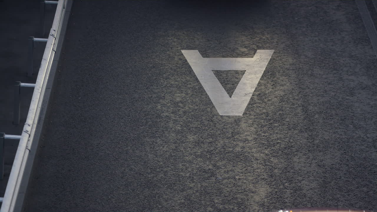 diversos coches que conducen la línea de carretera drone shot. concepto de transporte de movilidad de la ciudad.