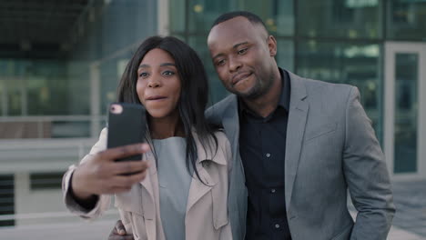 Primer-Plano-Retrato-De-Una-Pareja-Afroamericana-Tomando-Selfie-Foto-Divertida-Pareja-Feliz