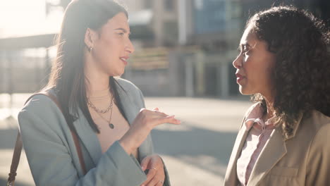 mujeres de negocios en conversación