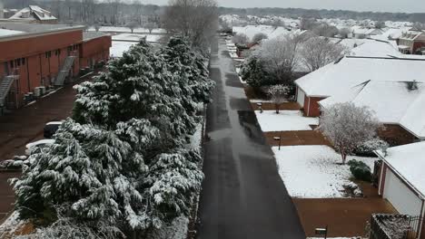 Drone-Sobrevuela-Barrio-Cubierto-De-Nieve