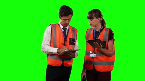 vista frontal de un trabajador del sitio utilizando una tableta digital con pantalla verde