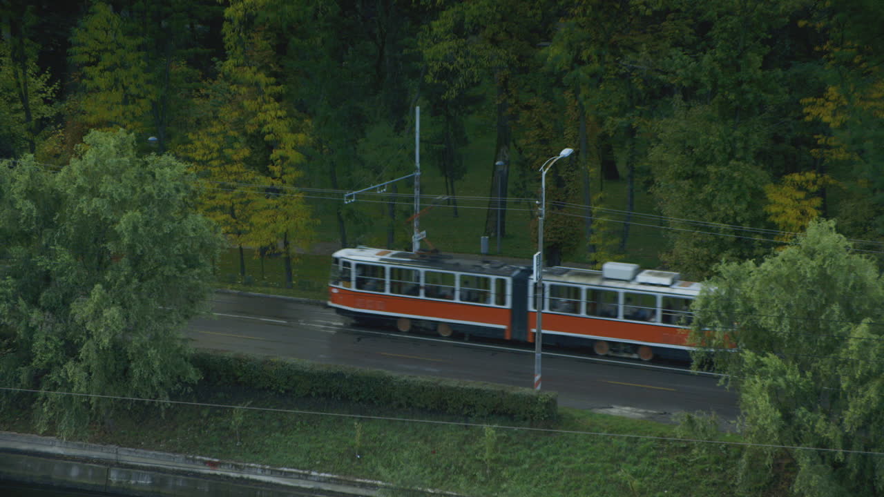 un tranvía recorre el marco en cluj napoca, rumania