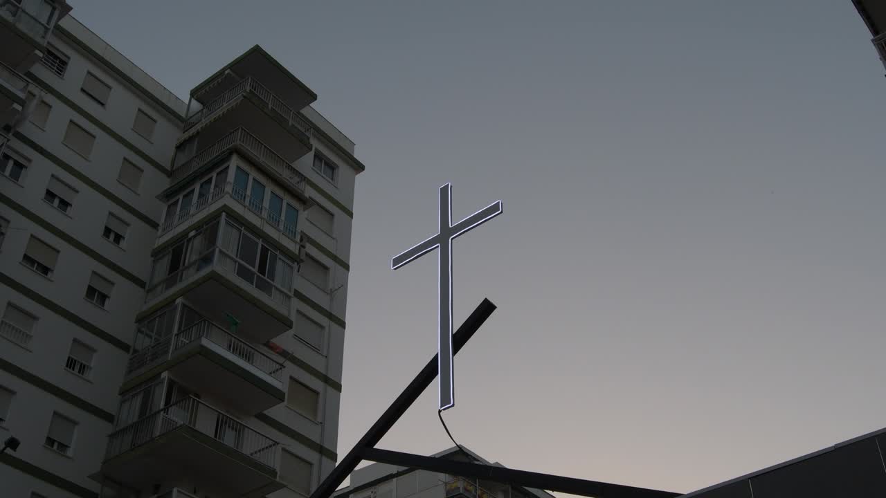 cruz iluminada al anochecer