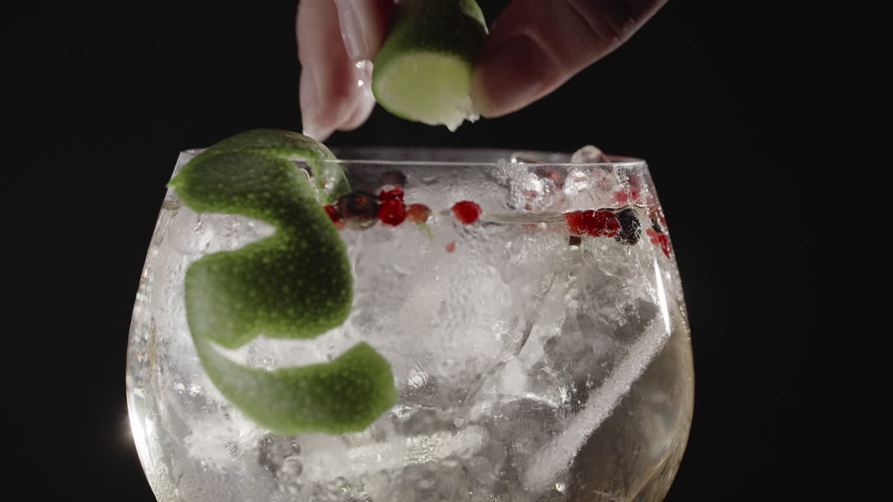 bebida gaseosa de ginebra con lima