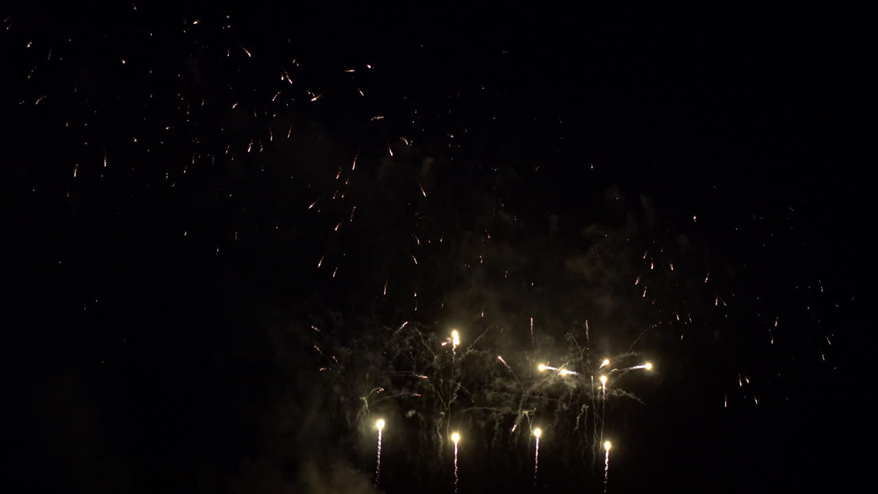 Celebrazione di Capodanno, bellissimi fuochi d'artificio su sfondo di cielo nero