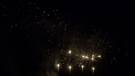 Celebración-De-Año-Nuevo,-Hermosos-Fuegos-Artificiales-Contra-El-Fondo-Del-Cielo-Negro
