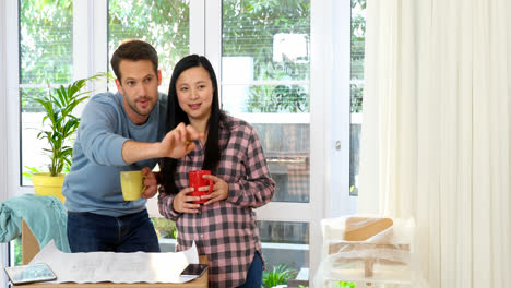 pareja embarazada buscando el plano de su nueva casa 4k