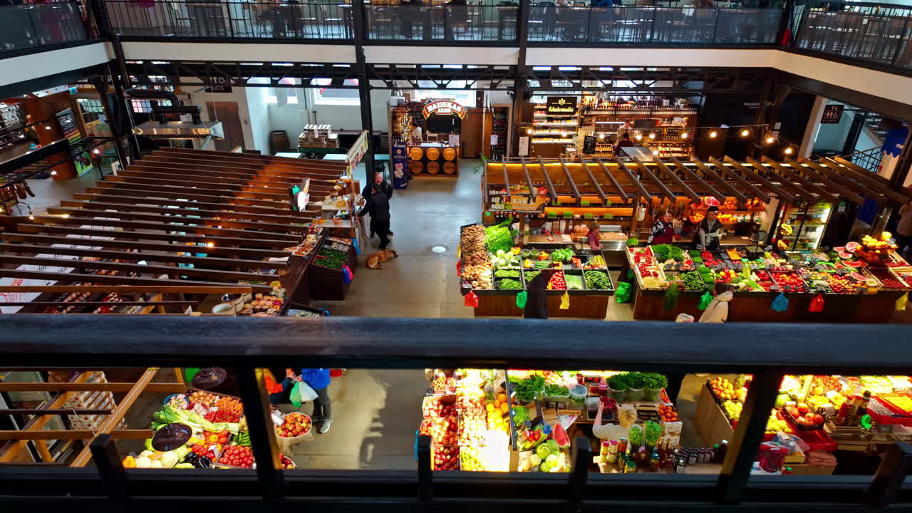 활기찬 유럽 식품 시장, 다채로운 제품과 비는 방문객, 역동적인 중간