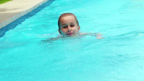 Mädchen-Schwimmt-Im-Pool