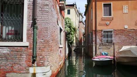 Callejón-Tranquilo-Entre-Los-Concurridos-Canales-De-Venecia,-Italia