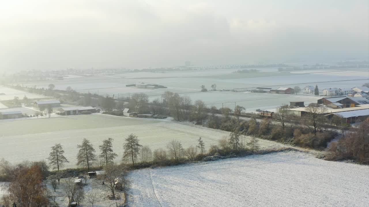 공중 드론은 눈 속에서 겨울 동안 독일 부츠 바흐에서 유지 보수 열차를 쐈습니다.