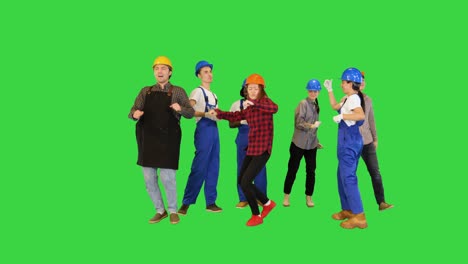 행복한 건설 사람들이 녹색 스크린, 크로마 키에서 원으로 춤을 추고 있습니다.