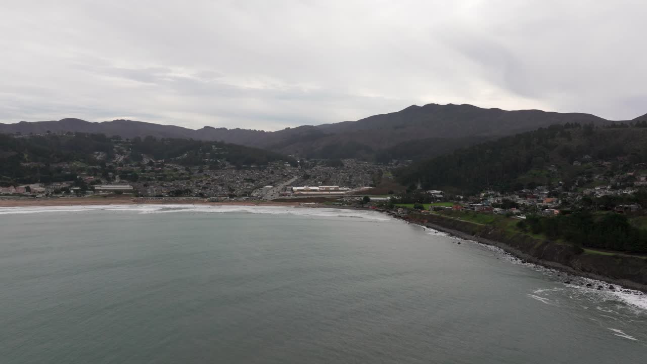 vista aérea de un avión no tripulado de pacifica, california en un día nublado en enero