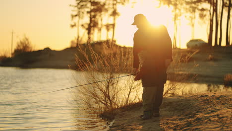 Angeln-In-Malerischer-Naturlandschaft-Im-Sommer-Sonnenuntergang-Großvater-Und-Kind-Fangen-Fische-Mit-Der-Rute