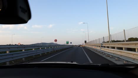 conduciendo un coche en la autopista en turín, italia