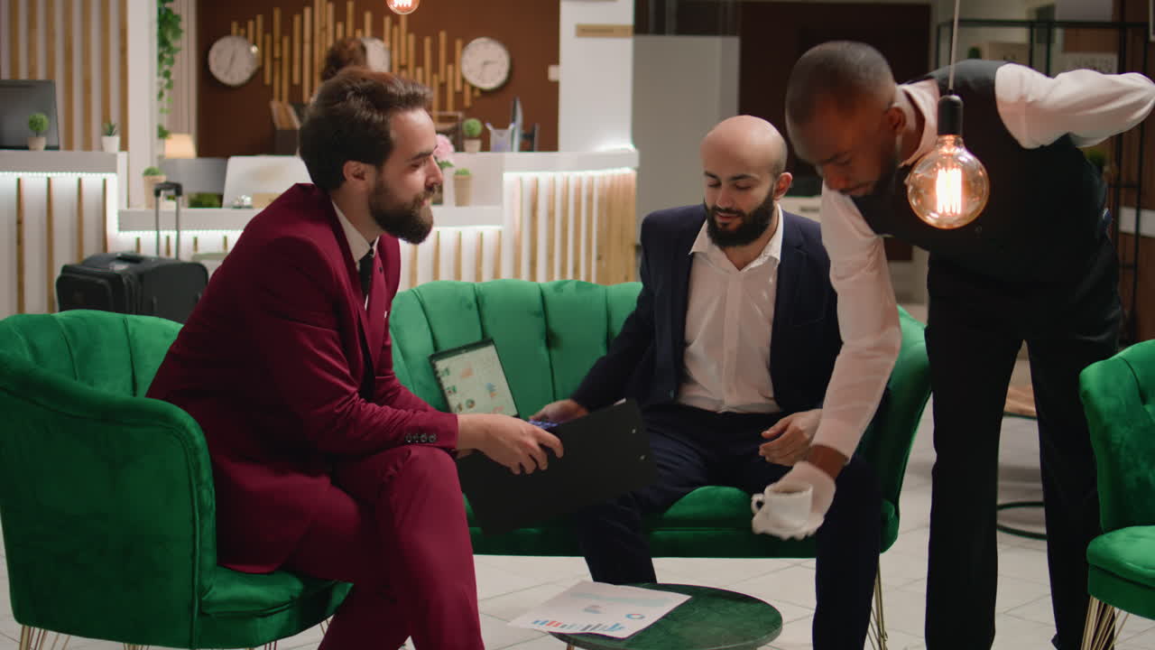 라운지 에 있는 비즈니스 파트너