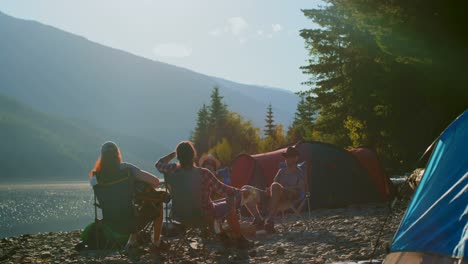 Gruppe-Von-Freunden,-Die-In-Der-Nähe-Des-Flussufers-Campen,-4k