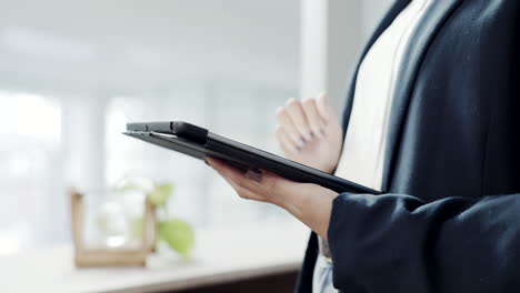 manos, primer plano y una tableta en el trabajo