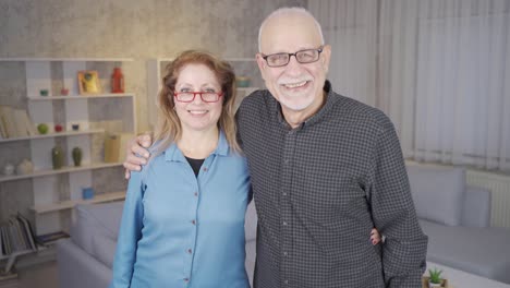 una feliz pareja de ancianos sonrientes disfrutando de la jubilación juntos románticos en casa.