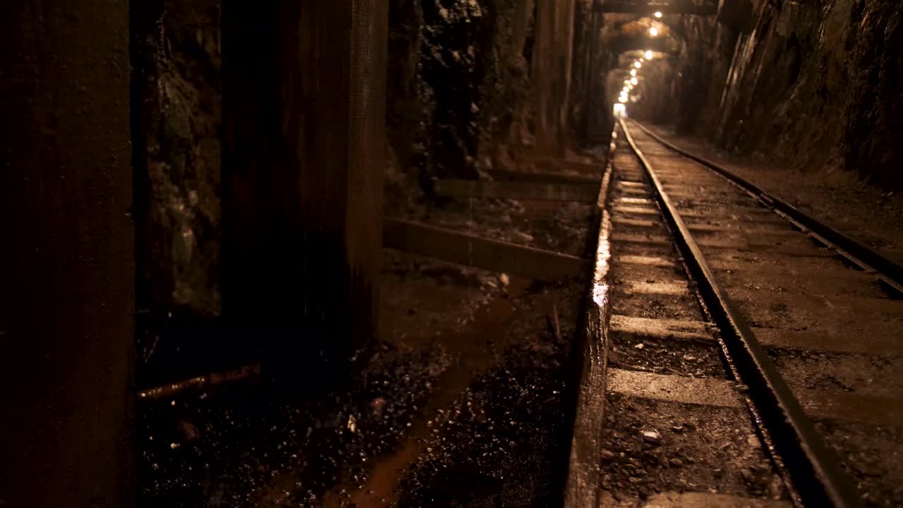 un pozo minero con poca luz