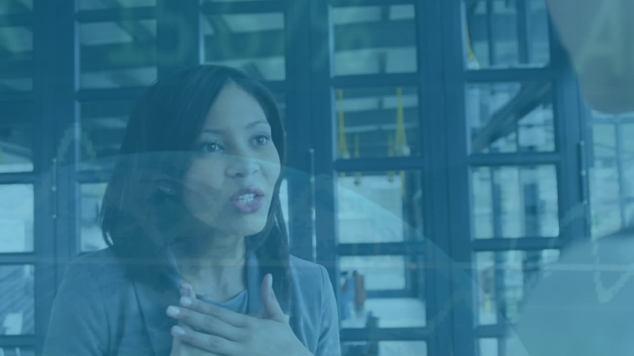 animación del procesamiento de datos sobre diversas personas de negocios en la oficina