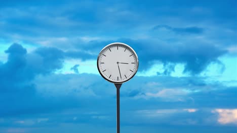 reloj con flechas giratorias contra el cielo con nubes esponjosas