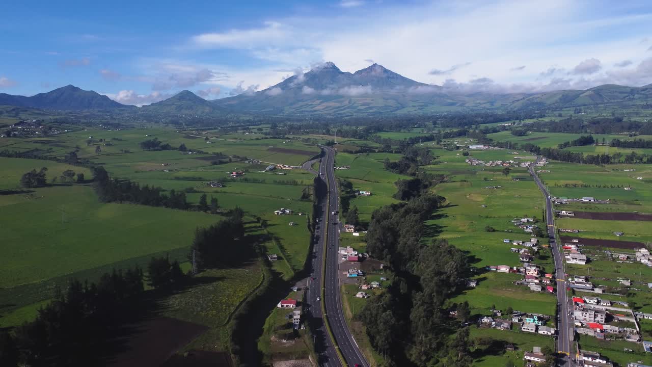 Pico do vulcão Illinizasa da rodovia Panamericana E-35, Chaupi, Equador, vista de drone