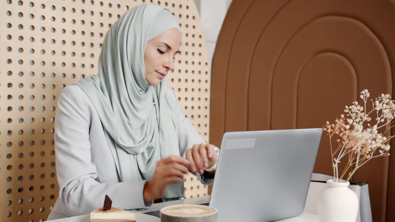 Businesswoman working in a modern cafe