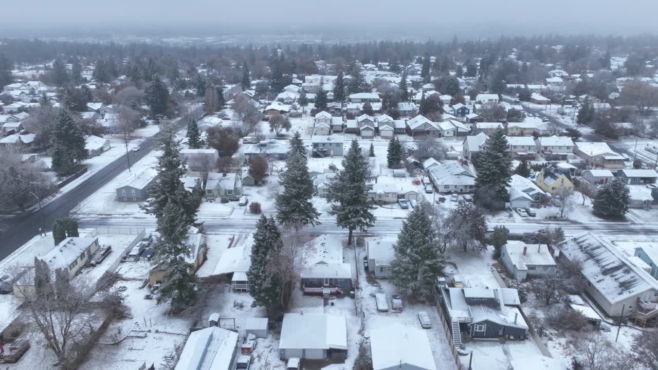 신선한 눈 담요로 덮인 이웃의 측면 스크롤 공중 샷