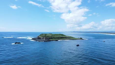 naturschutzgebiet cook island, umgeben von blauem meerwasser