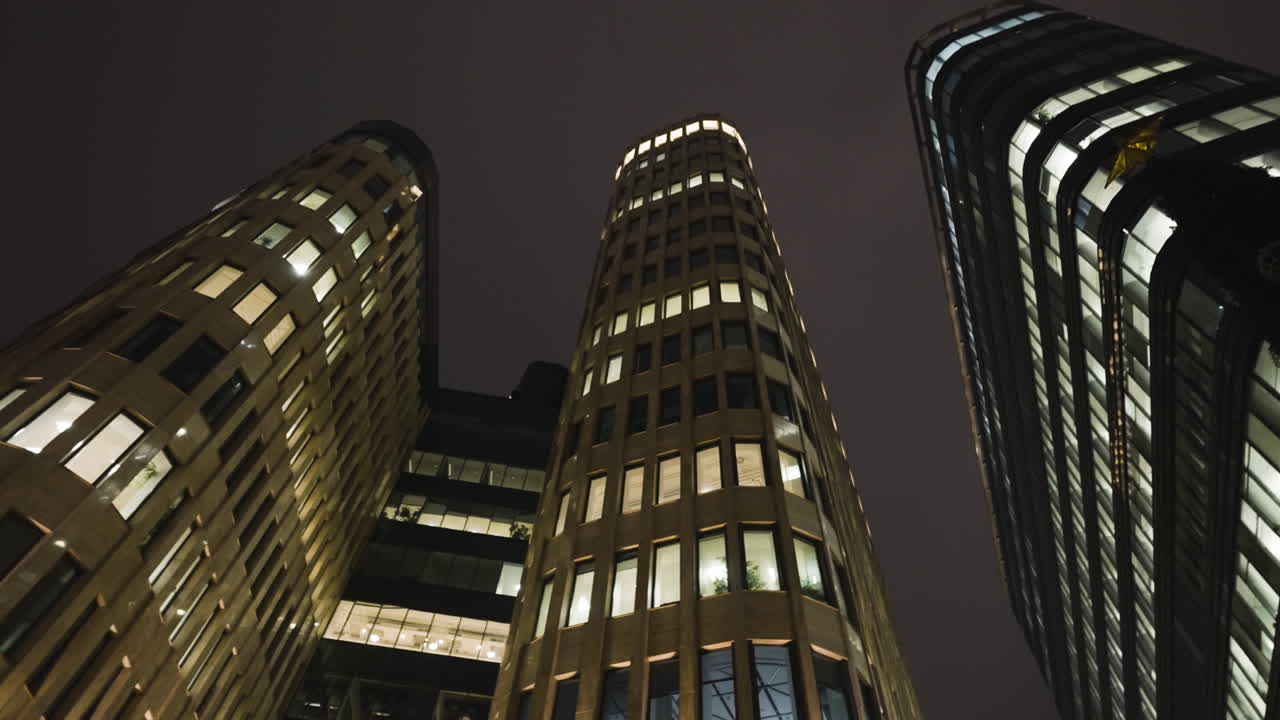 edificios modernos de la ciudad por la noche