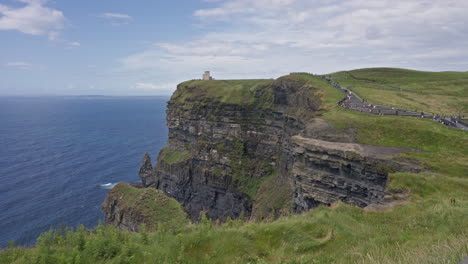 los acantilados de moher viendo la torre de o'brien en irlanda