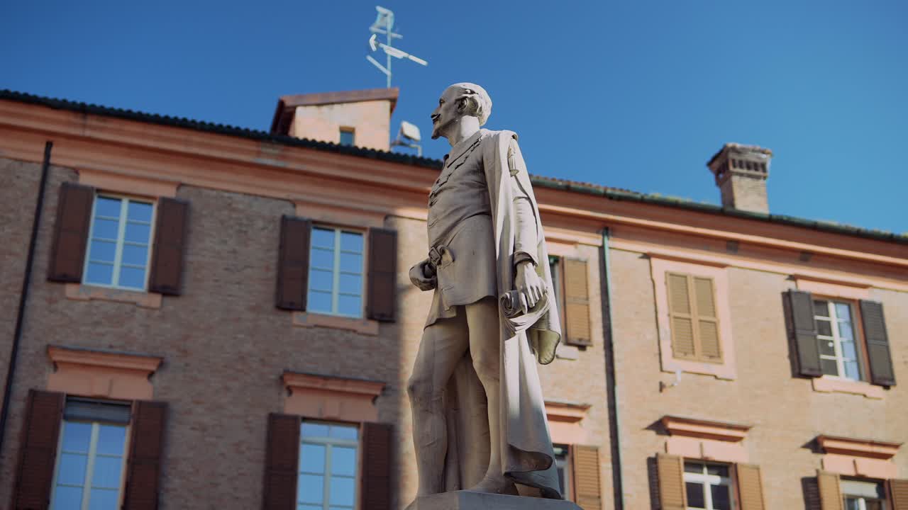 Statue of a Man in a City Setting