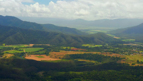 atherton tablelands, queensland, australia에 있는 들판과 산의 탁 트인 전망