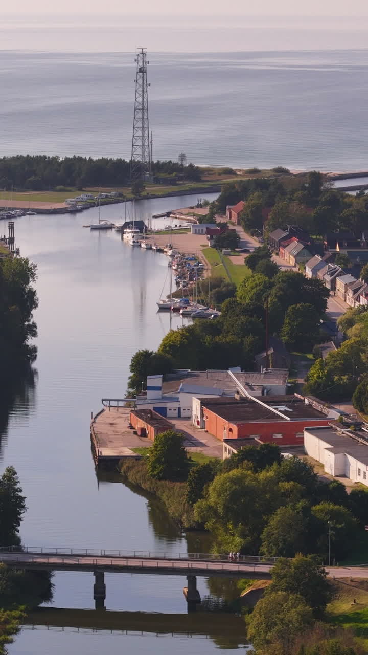 라트비아 파빌로스타 항구의 수직 사진.