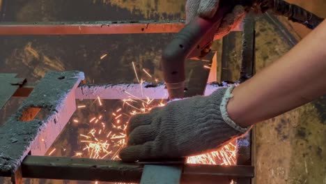 la mano del operador está cortando la placa de hierro utilizando el plasma láser de corte manualmente