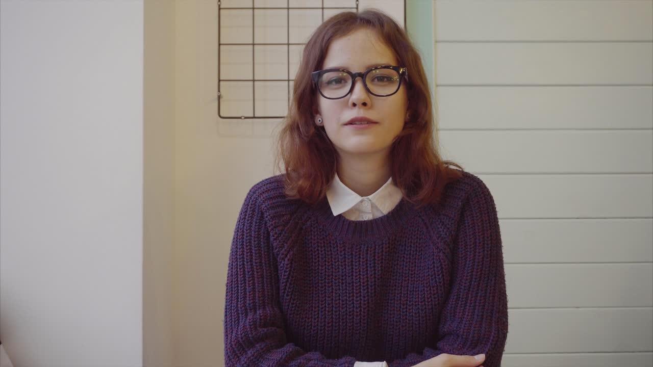 mujer joven en un café