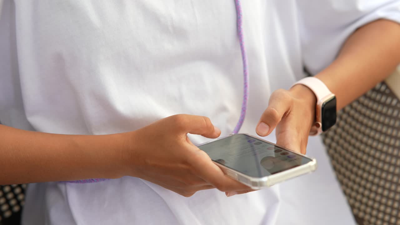 mujer con smartphone