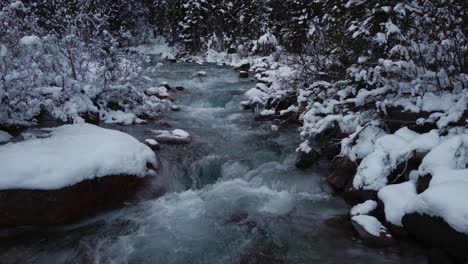 Bach-Mit-Schnee-Flussaufwärts-Aus-Nächster-Nähe