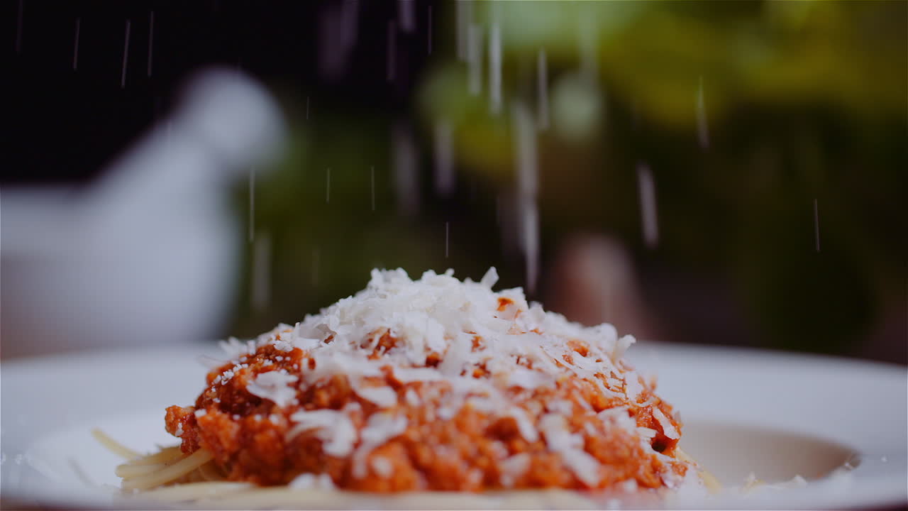 espagueti con salsa de carne y parmesán