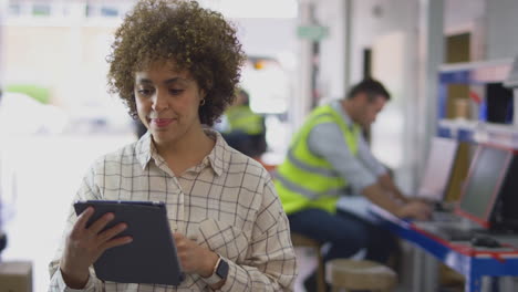 Weibliche-Managerin-Im-Logistikvertriebslager-Mit-Digitalem-Tablet