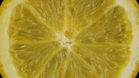 rotación, primer plano de la pulpa fresca y jugosa de una naranja. fondo y textura de la naranja, vista superior.