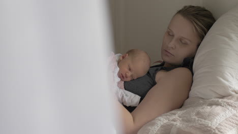 Mum-and-baby-sleeping-together