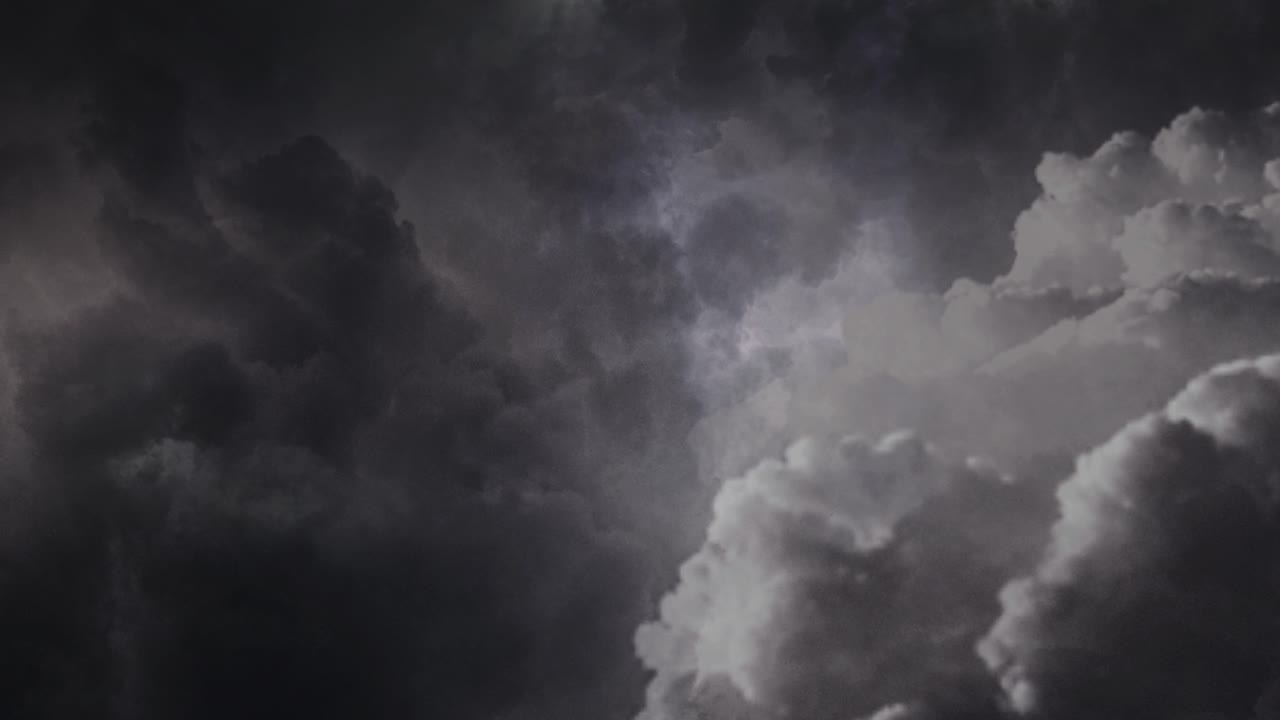 vista de tormenta en el cielo oscuro