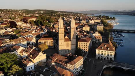 Vista-Aérea-De-Zurich,-Suiza-Cerca-Del-Río-Limmat-Con-Vista-De-La-Iglesia-Grossmünster,-La-ópera-Y-El-Lago-Zurich