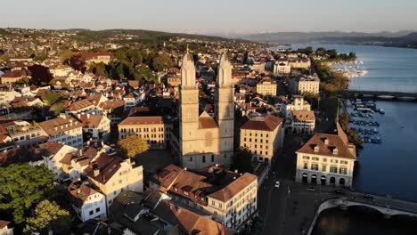 grossmünster 교회, 오페라, 취리히 호수가 보이는 리마트 강 근처의 취리히, 스위스의 공중 전망