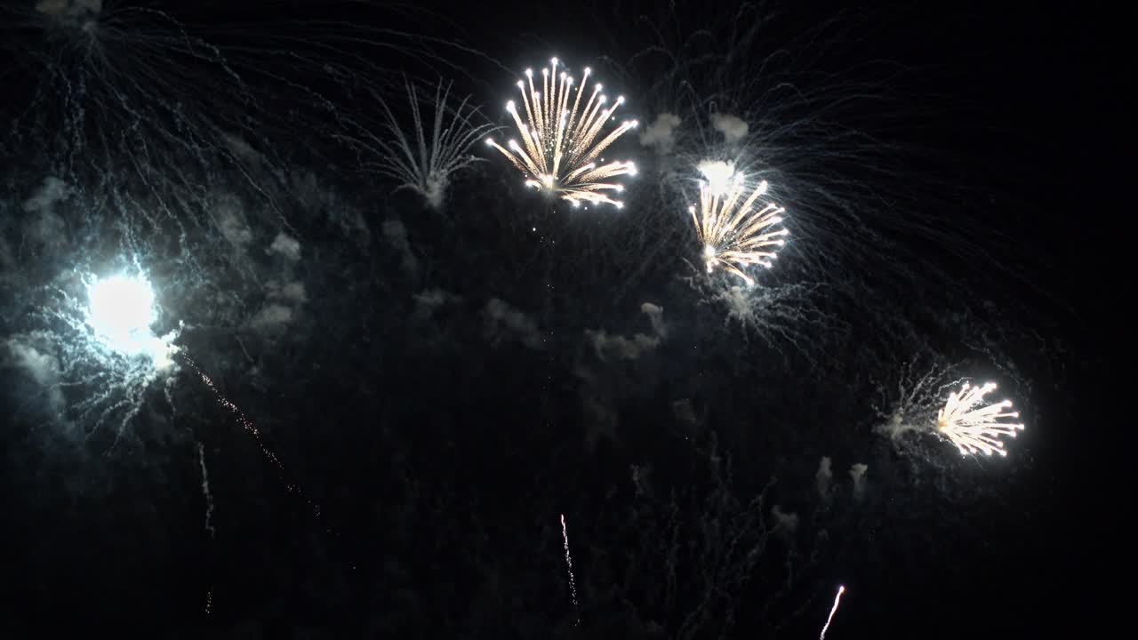hermosa exhibición de trabajo de fuego colorido por la noche para la celebración en el festival