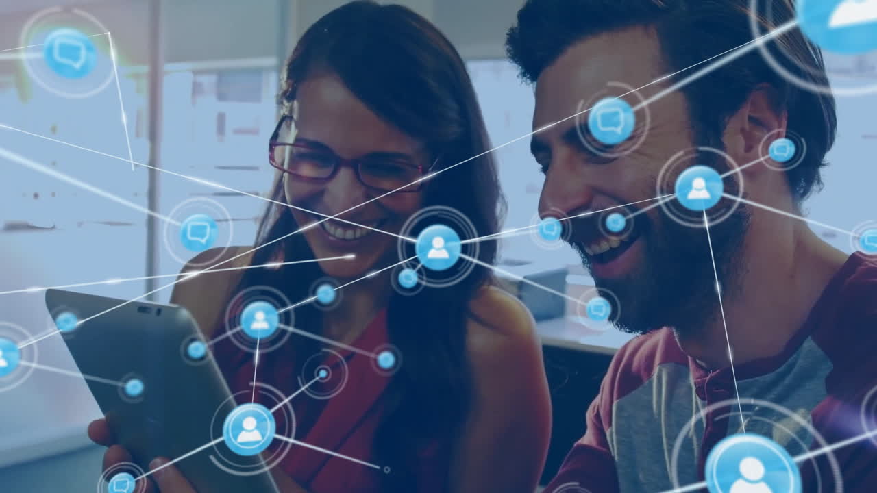 animación de iconos conectados sobre sobre pareja diversa viendo viejos recuerdos en tableta digital