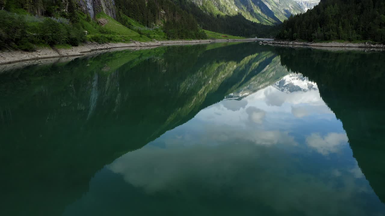 Rivelazione aerea della montagna sopra il lago Stillup, Austria, Tirolo.