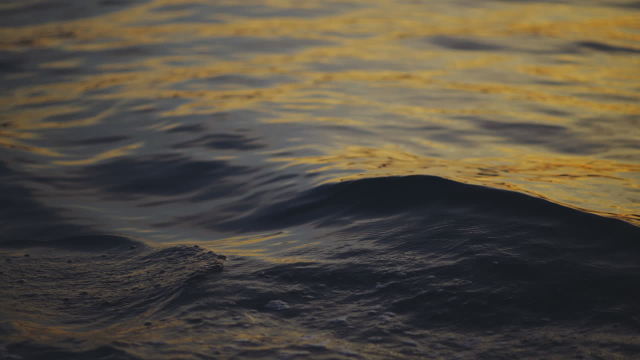 Onde al tramonto sull'acqua
